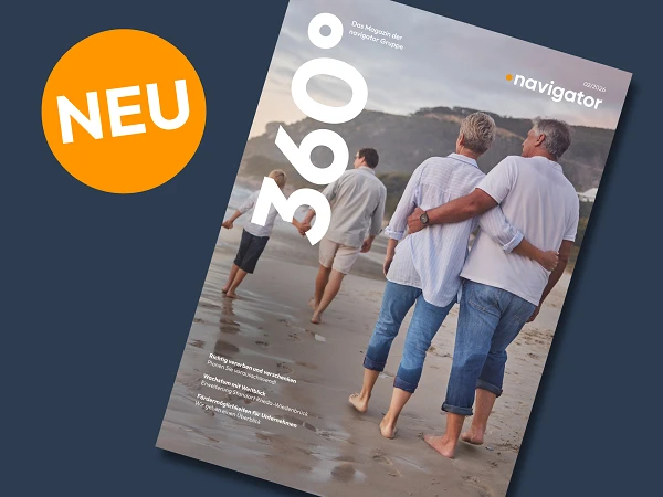 Das Cover des Magazins "360° navigator" zeigt eine Gruppe von Personen, die barfuß am Strand entlang spazieren. Sie blicken in Richtung Meer, während sie eng zusammenstehen. In der oberen linken Ecke befindet sich ein orangefarbener Kreis mit der Aufschrift "NEU".