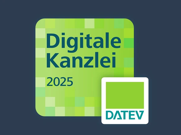 Eine Grafik mit einem quadratischen grünen Logo, auf dem „Digitale Kanzlei 2025“ steht, sowie einem kleineren rechteckigen Logo mit dem Schriftzug „DATEV“. Der Hintergrund ist dunkelblau.