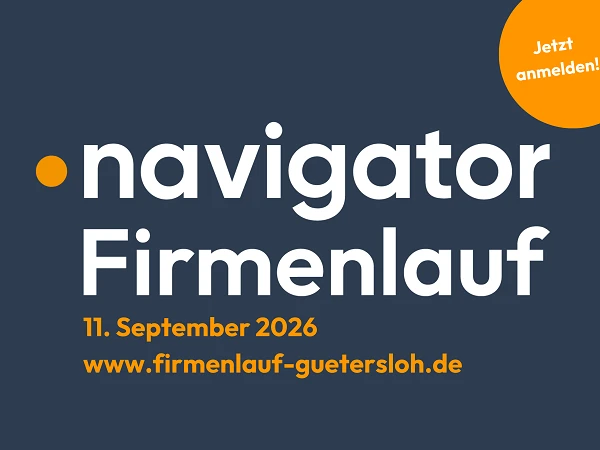 Der Hintergrund ist dunkel und trägt die Aufschrift "navigator Firmenlauf" in großer, fettgedruckter Schrift. Darunter steht das Datum "11. September 2026" und die Webseite "www.firmenlauf-guetersloh.de". In der oberen rechten Ecke befindet sich ein orangefarbener Kreis mit dem Text "Jetzt anmelden!".