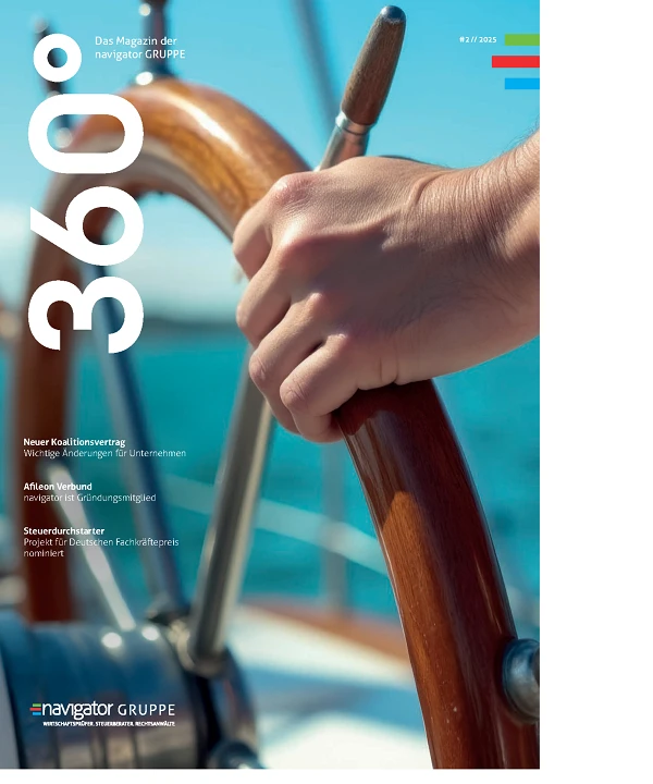 Eine Hand hält das Steuerrad eines Schiffes, während im Hintergrund Teile des Schiffs sichtbar sind. Oben rechts befindet sich der Titel „360°“ und weitere Informationen zum Magazin.