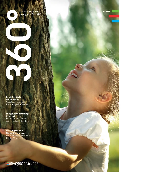 Ein kleines Mädchen mit langen, blonden Haaren umarmt einen Baum und blickt mit einem strahlenden Lächeln nach oben, während Sonnenlicht durch die Blätter scheint. Im oberen Bereich des Bildes steht die Zahl „360“. Links ist der Titel des Magazins „Das Magazin der navigator GRUPPE“ sowie die Ausgabeninformation „#1 / 2022“ zu sehen.