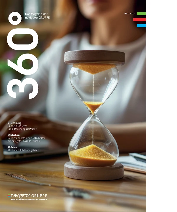 Eine große Sanduhr mit braunem Holzrahmen und goldfarbenem Sand steht im Vordergrund, während im Hintergrund eine Person teilweise sichtbar ist, die an einem Tisch sitzt und auf einen Laptop schaut. Der Titel des Magazins „360°“ und das Veröffentlichungsdatum „#1 / 2023“ sind in der oberen linken Ecke platziert.
