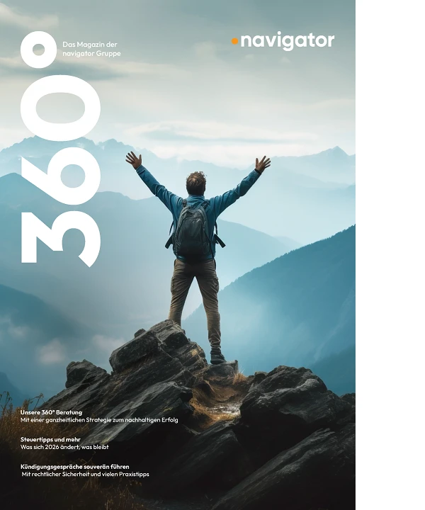 Ein Wanderer im Oberkörper, der mit Blick auf eine Berglandschaft steht, während er eine moderne Jacke trägt und einen Rucksack auf dem Rücken hat. Der Titel des Magazins „navigator 360°“ ist oben rechts platziert, mit dem Untertitel zur strategischen Beratung.