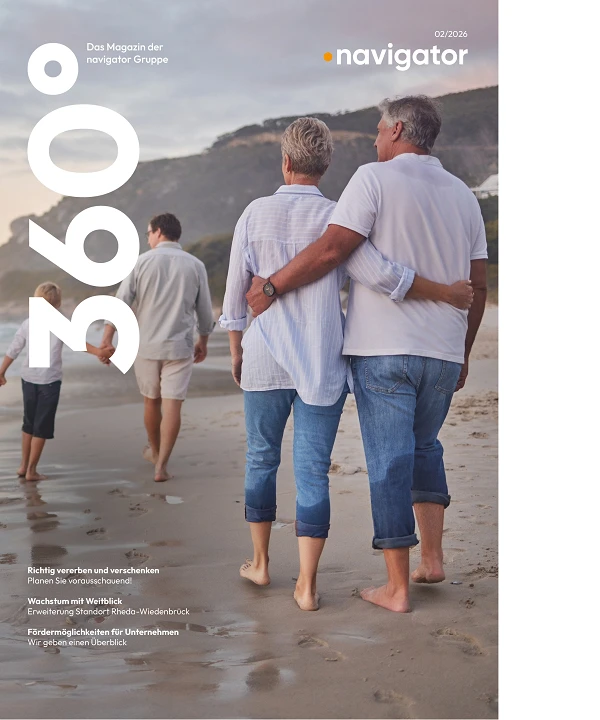 Ein Paar steht am Strand, Hand in Hand, während sie barfuß am Wasser entlanggehen. Im Hintergrund sind sanfte Wellen und eine bewaldete Küstenlinie sichtbar. Die Umgebung strahlt eine entspannte, romantische Atmosphäre aus.