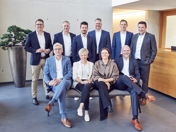 Gruppe von zehn Afileon-Teammitgliedern im Foyer