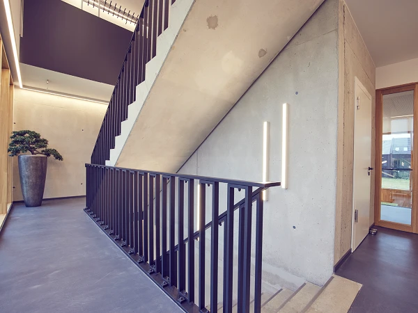 Innenansicht eines modernen Treppenhauses mit Betonwänden und Pflanzen