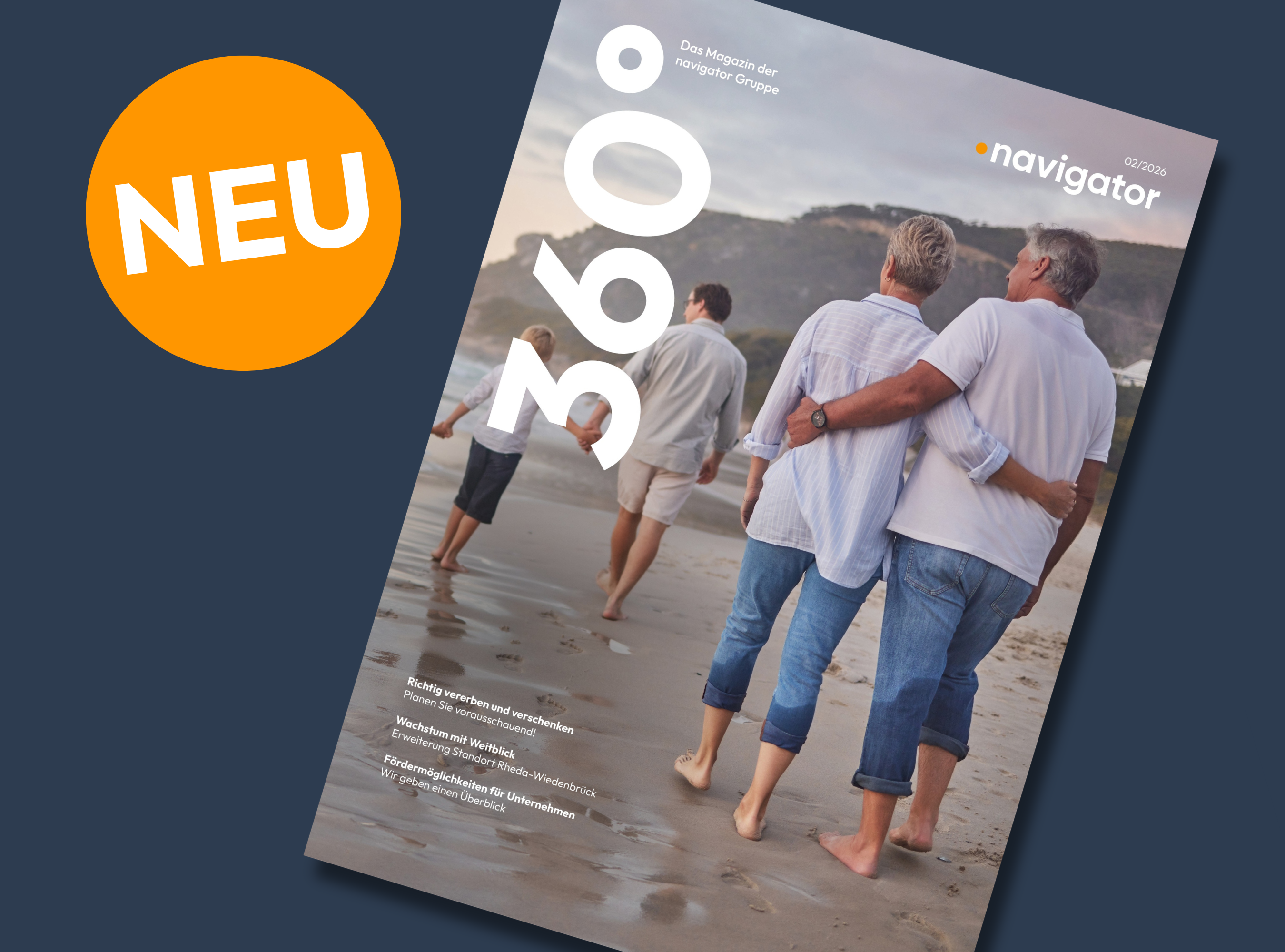 Das Cover des Magazins "360° navigator" zeigt eine Gruppe von Personen, die barfuß am Strand entlang spazieren. Sie blicken in Richtung Meer, während sie eng zusammenstehen. In der oberen linken Ecke befindet sich ein orangefarbener Kreis mit der Aufschrift "NEU".