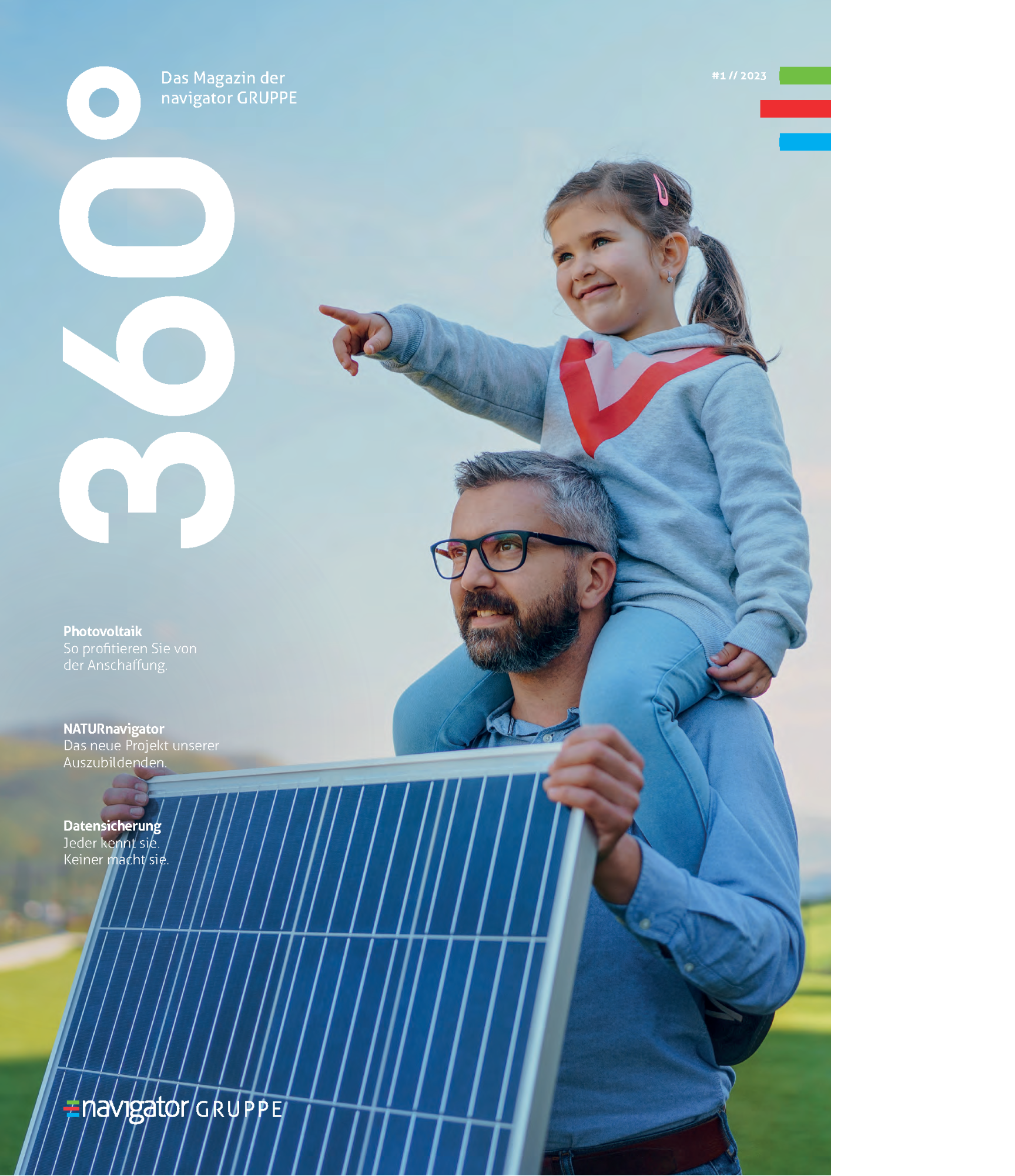 Ein Mann trägt ein Mädchen auf den Schultern, während sie gemeinsam auf ein Solarpanel schauen. Im Hintergrund ist eine grüne Wiese und ein blauer Himmel zu sehen. Oben links steht der Titel „360° – Das Magazin der navigator GRUPPE“ und darunter Informationen zu Photovoltaik und dem Naturenergieprojekt.