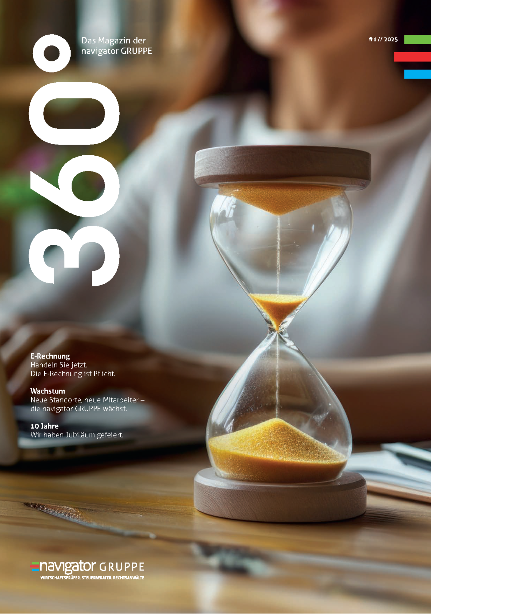 Eine große Sanduhr mit braunem Holzrahmen und goldfarbenem Sand steht im Vordergrund, während im Hintergrund eine Person teilweise sichtbar ist, die an einem Tisch sitzt und auf einen Laptop schaut. Der Titel des Magazins „360°“ und das Veröffentlichungsdatum „#1 / 2023“ sind in der oberen linken Ecke platziert.