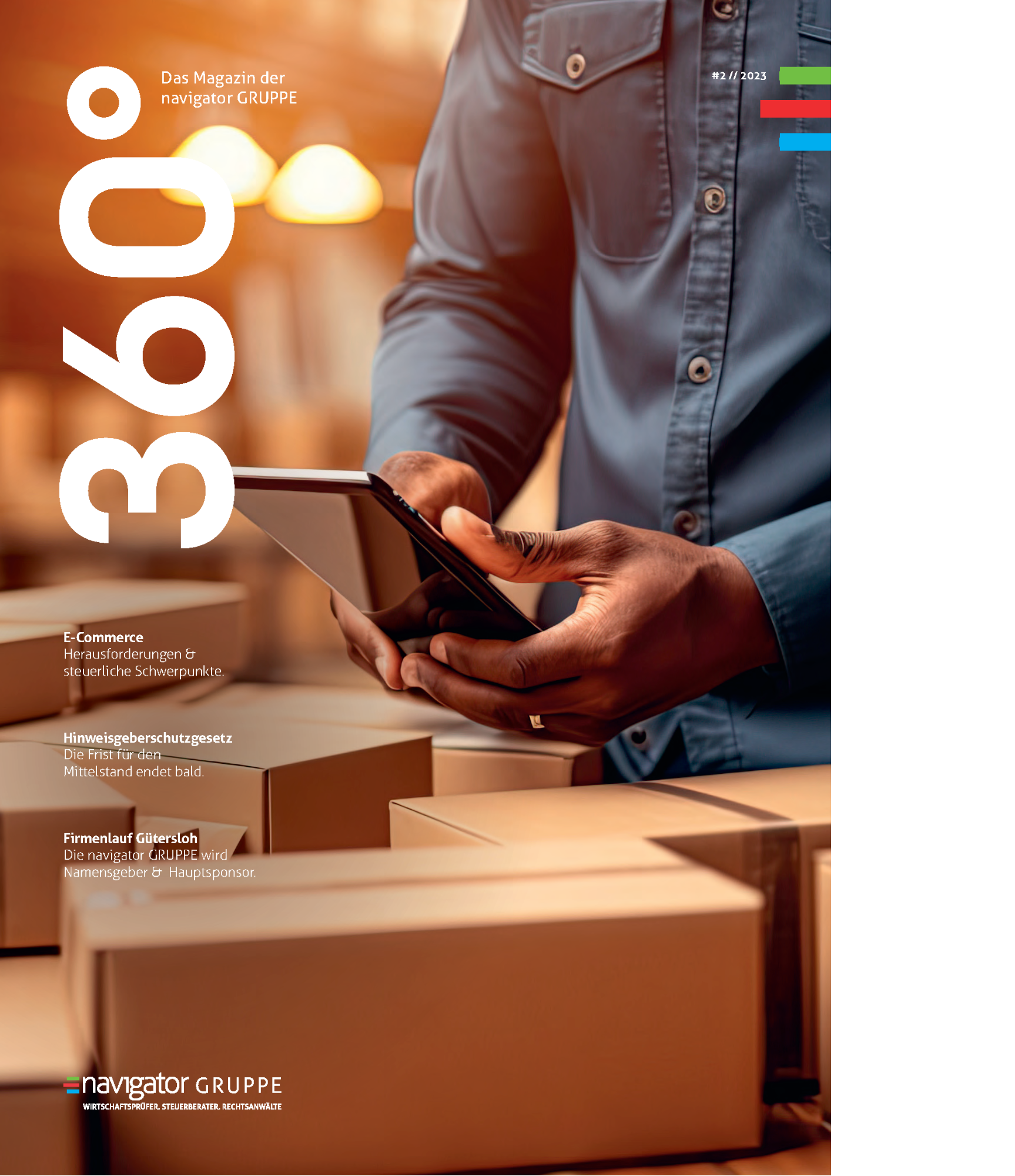Eine Person hält ein Tablet in den Händen, während sie in einem Raum voller Kisten steht. Im Hintergrund sind weitere Kisten und ein weich verschwommener Arbeitsbereich sichtbar. Oben links steht in großen weißen Buchstaben „360°“ und darunter der Text „Das Magazin der navigator GRUPPE“. An der oberen Ecke sind die Themen „E-Commerce“, „Hinweisschutzgesetz“ und „Firmennotizen“ aufgeführt.
