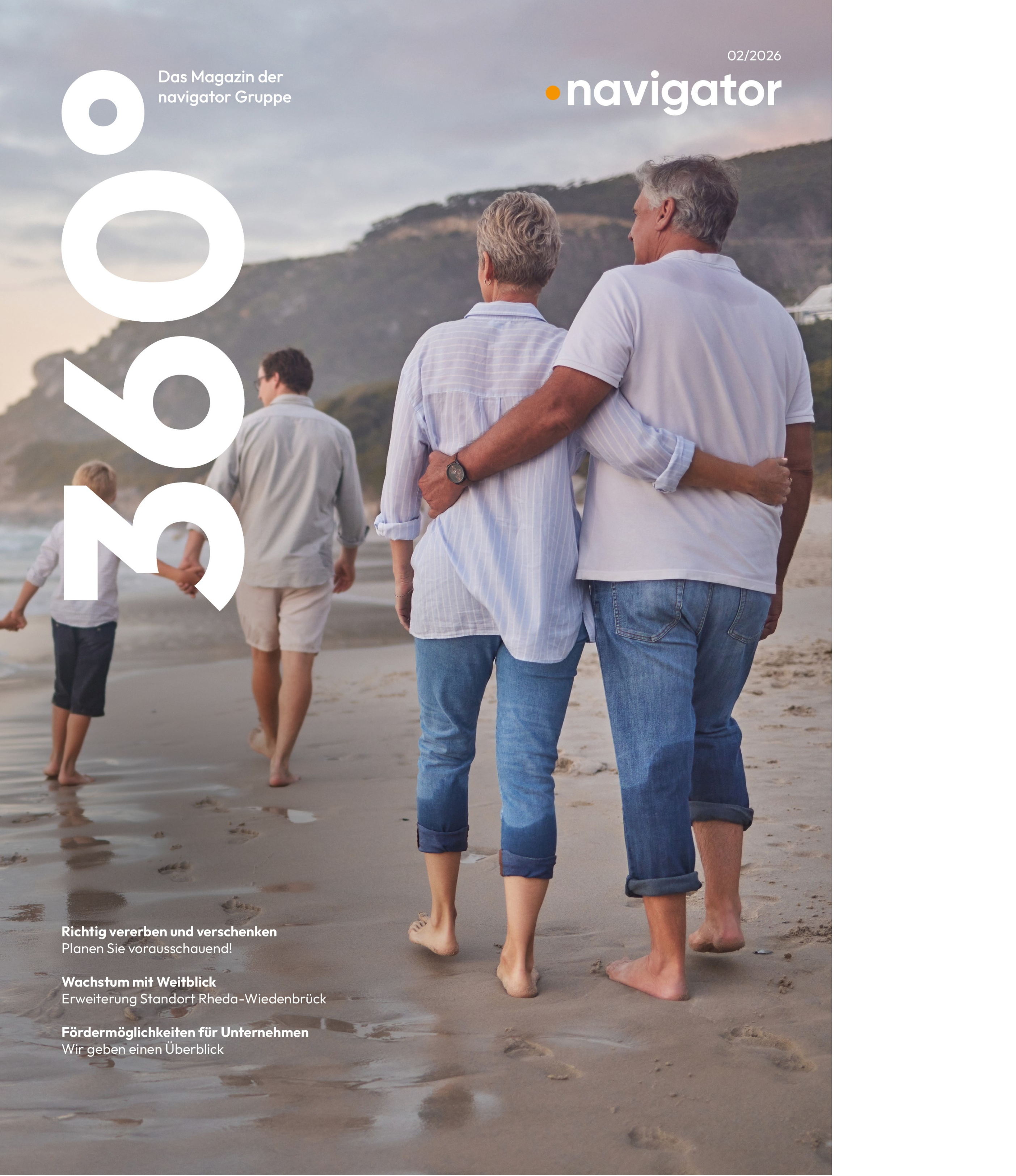 Ein Paar steht am Strand, Hand in Hand, während sie barfuß am Wasser entlanggehen. Im Hintergrund sind sanfte Wellen und eine bewaldete Küstenlinie sichtbar. Die Umgebung strahlt eine entspannte, romantische Atmosphäre aus.