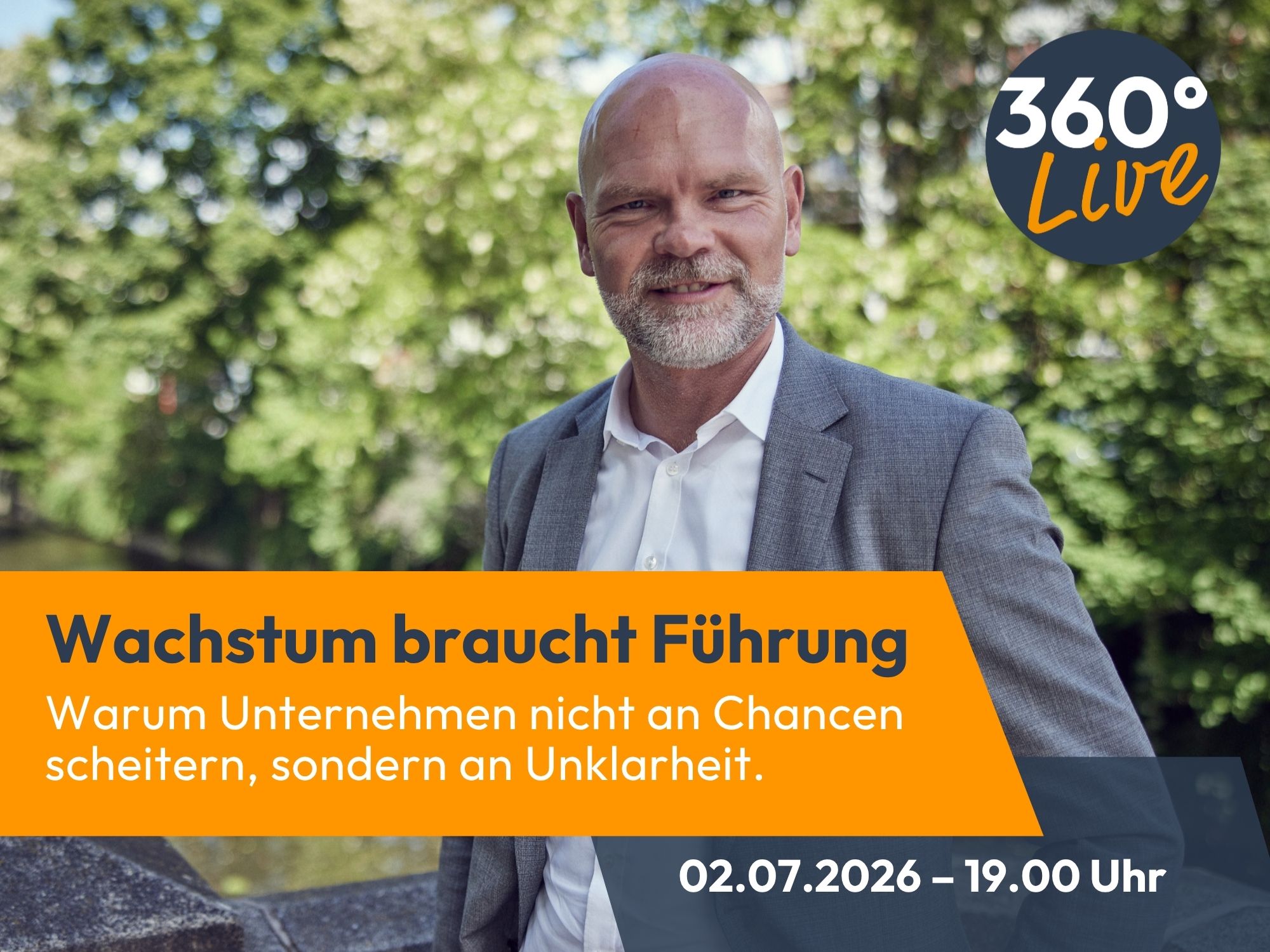 Ein Mann mit kurzen, grauen Haaren und einem Bart steht lächelnd vor einer grünen, beruhigenden Kulisse. Er trägt ein helles Hemd und einen dunklen Blazer. Im Bild sind die Texte „360° Live“, „Wachstum braucht Führung“ und „02.07.2026 – 19.00 Uhr“ zu sehen, sowie der Untertitel „Warum Unternehmen nicht an Chancen scheitern, sondern an Unklarheit“.